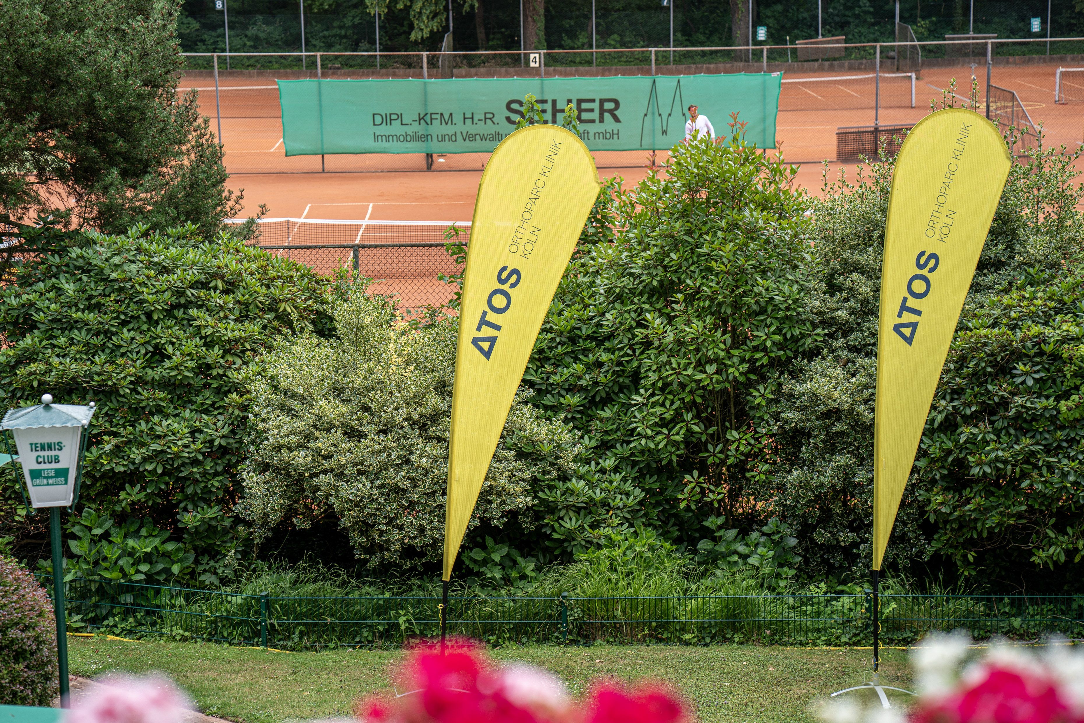 Partnerfahnen auf der Tennisanlage